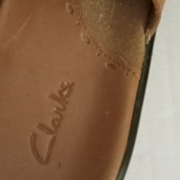 CLARKS Womens tan Leather slip on buckle sandals low heel flats boho EUC sz 9 - Picture 4 of 7